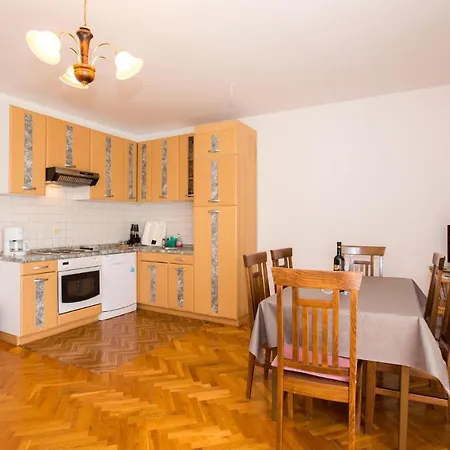 Apartment Awesome In Barbat With Wifi